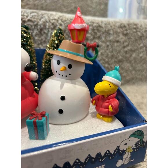 Peanuts Snoopy Puffer Jacket Light Up Musical Scene - Picture 5 of 6